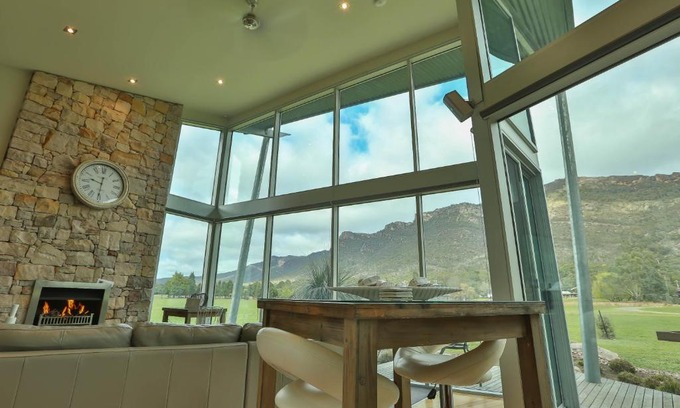 Halls Gap Apartment | Bushland