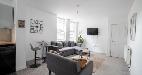 Northampton Apartment | Business & Family-Friendly 2BR Racecourse Park 5min to Town & Hospital Parking WiFi