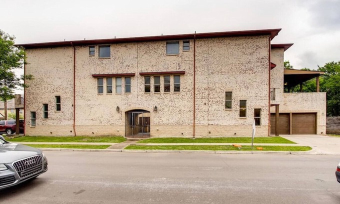 Knox - Henderson House | Business Friendly 14 Bed Duplex Mins to Downtown/Convention Center Walk to Bars!