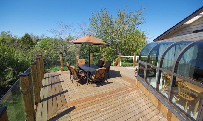 Bluewater Cottage | But'n'ben! Large Cottage near the Lake!
