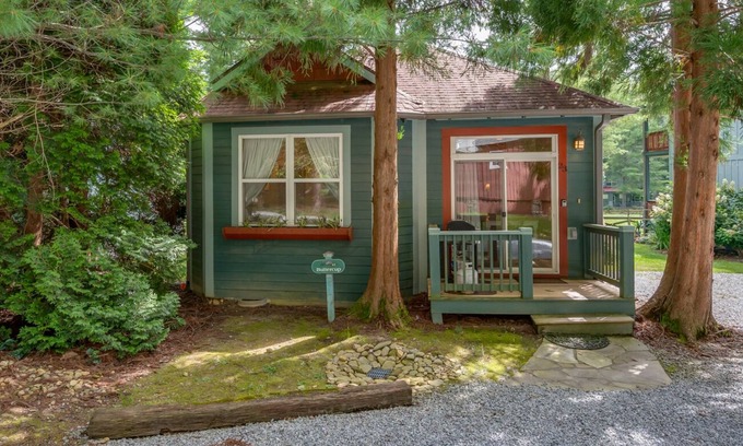 Flat Rock House | Buttercup Cottage | Quaint 2 BR Cabin Near Hendersonville!