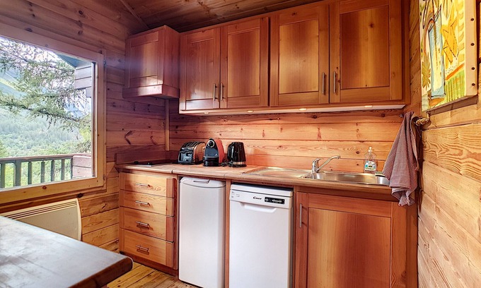 Vallouise-Pelvoux Ski Chalet | Buttercup. Very charming little cottage
