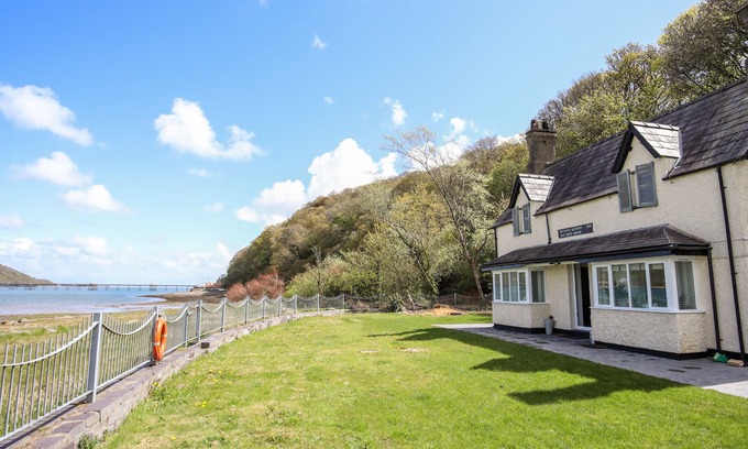 Bangor House | BWTHYN SILIWEN (OLD BATH HOUSE), pet friendly in Bangor
