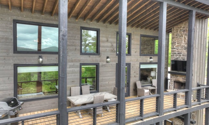 Mineral Bluff Cabin | By The Peaks | Free Night Offer!