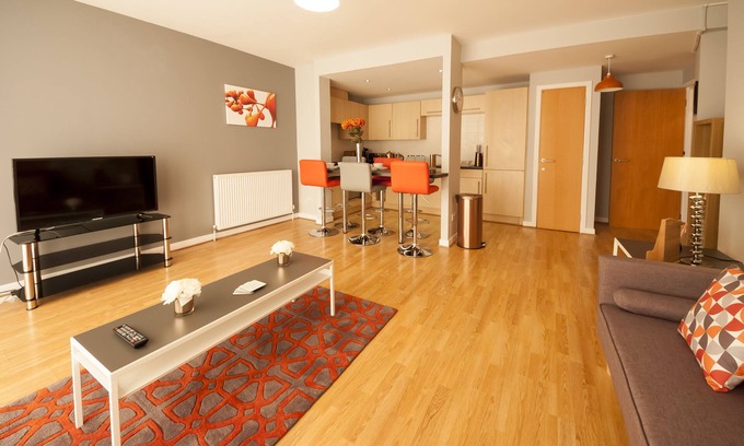 Paisley Apartment | ByEvo 1 Brabloch - Modern Apartment close to GLA and Paisley