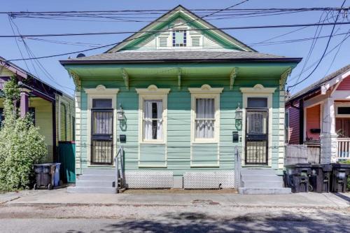 Saint Claude Apartment | Bywater Beauty Near music and Fun