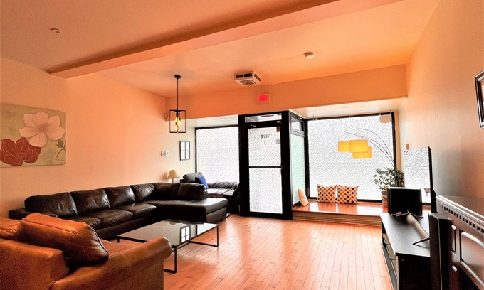 Plateau Mont Royal House | C12~Private Sunny Terrace+15 Beds/Sofabeds+5 Full baths+Free parking