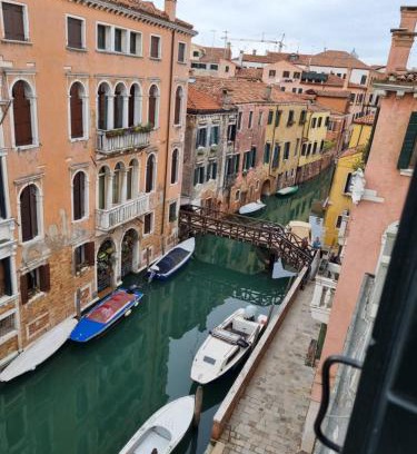 Cannaregio Apartment | Ca' Cappello Venice Apartment 2 with Canal View