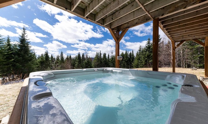 Petite-Riviere-Saint-Francois Ski Chalet | Cardinal du Massif 17 - Riverfront Chalet & Spa