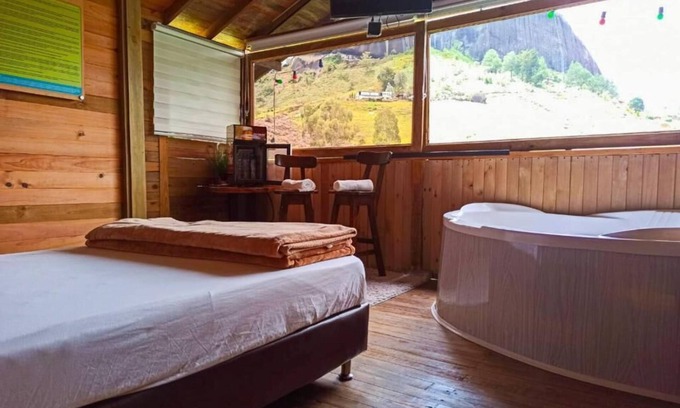 Guatape Cabin | Cabañas en Guatape con Vista Hacia La Piedra del Peñol