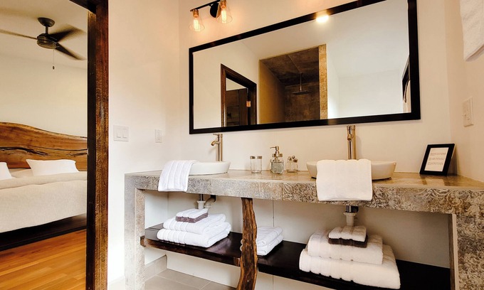 San Ignacio Cabin | Cabana 1 -Modern amenities cabin, on the banks of the Belize River