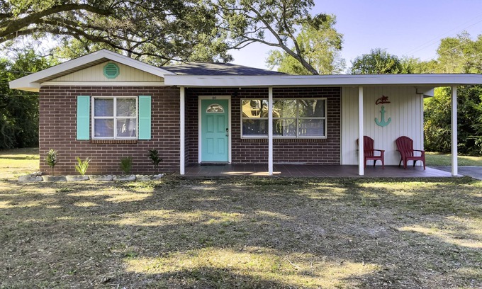 Northwest Pensacola House | Cabana Cottage Centrally Located!