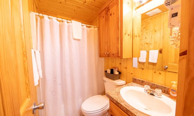 Isle Resort | Cabin 18 - 1 Bedroom, 1 Bath, Loft with Spacious Screened-in Proch