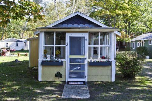 Carp Lake House | Cabin #3 - Chantilly cabin