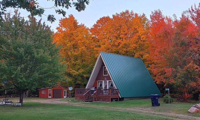 Phelps Cabin | Cabin 3 Clean, BIG yard, private dock w 2 kayaks, Internet, TV streaming.