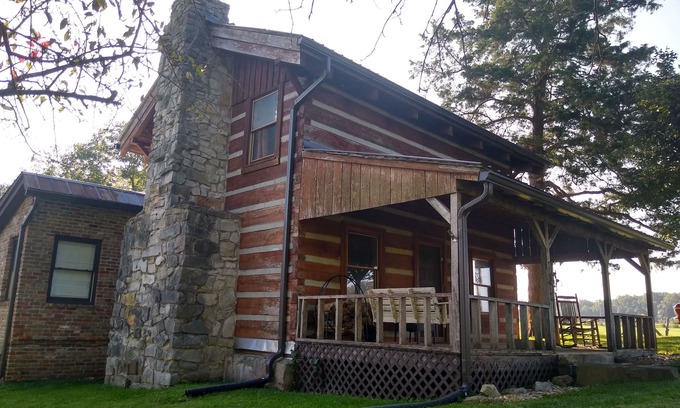 Cookeville Cabin | Cabin at Fairview Private setting far off the road near Cummins Falls