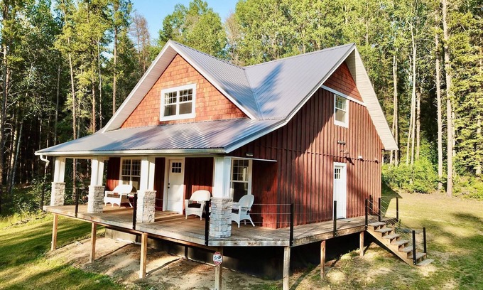 Salol Cabin | Cabin/bunkhouse for hockey teams, bird watchers, ATV/Snowmobilers, family events