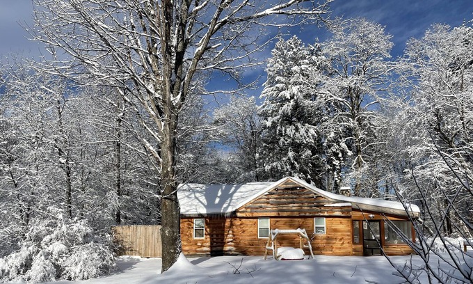 North Conway House | Cabin Fever Getaway With Brand New 2022 Nordic Jacuzzi Spa Hot Tub