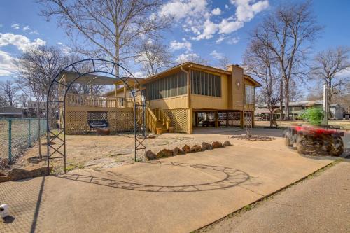 Tunica House | Cabin Fire Pit Less Than Half-Mi to Tunica Lake!
