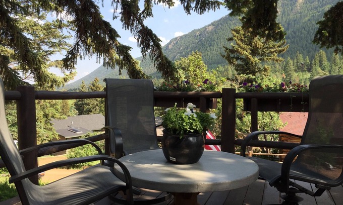 Green Mountain Falls Cabin | Cabin in the Pines, Artfully Renovated - Great Views - Quaint Green Mtn Falls.