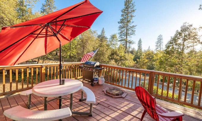 Oakhurst House | Cabin in the forest, close to Bass Lake & Yosemite, mountain views & deck