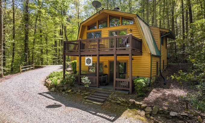 Ellijay Cabin | Cabin in the mountains with hot tub!