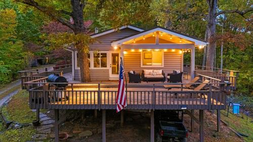 Leicester House | Cabin in the Sky by AvantStay Deck w Views