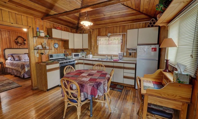 Suttons Bay Cabin | Cabin in the Village