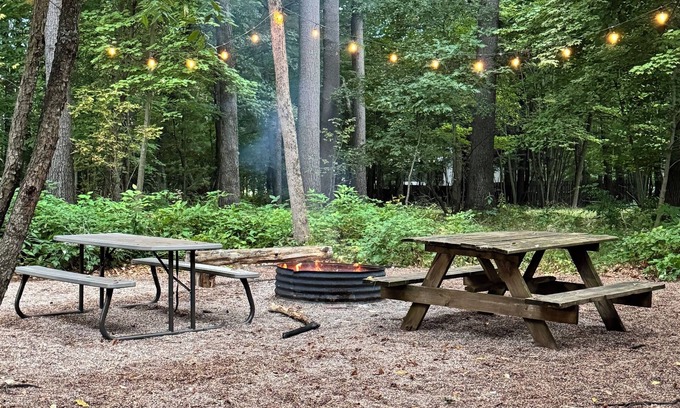 King Cabin | Cabin in the woods with hot tub and lake views. Pets welcome! Close to Nordic.