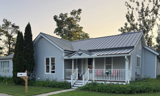 Cheboygan House | Cabin-like feel in the City, Steps from the trail and Downtown Cheboygan