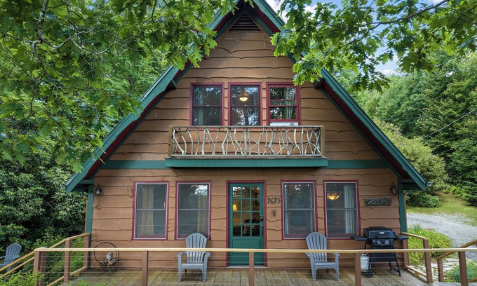 Blowing Rock Cabin | Cabin near BR/Boone, fire pit, WIFI, secluded, nearby hikes, and VIEWS!