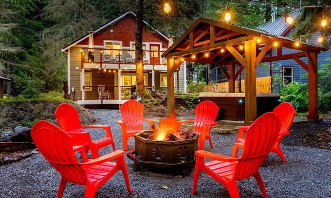 Paradise Estates Cabin | Cabin near Mt Rainier w/Jetted Tub, Hot Tub, EV!