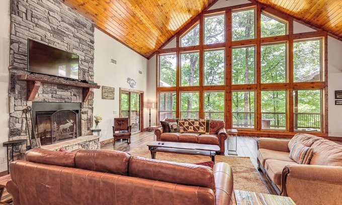 Golden Cabin | Cabin on 23 Acres w/Creek Access in Broken Bow