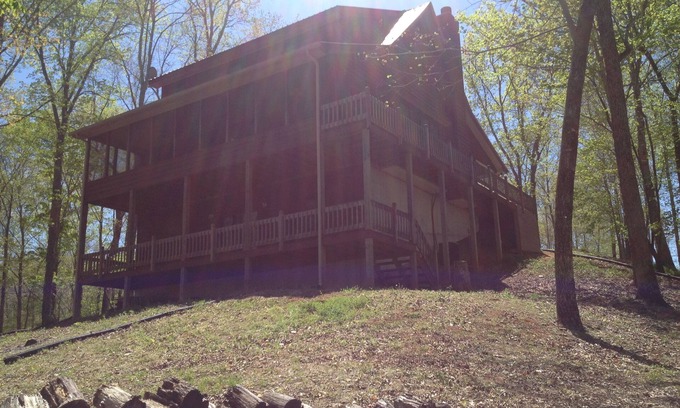 Byrdstown Cabin | Cabin on Dale Hollow Lake - Hike to lake