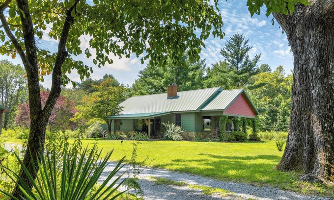 Rising Fawn Cabin | Cabin on the Crook: private, pet friendly residence alongside a nature preserve