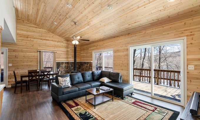 Berkeley Springs Cabin | ★Cabin: Pet/Family Friendly, Hot Tub, Large Deck★
