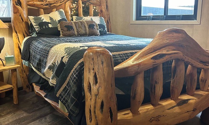 Heber Cabin | CABIN RETREAT-Great HUNTING LODGE! Escape the heat. 3 story treehouse! Hot tub!