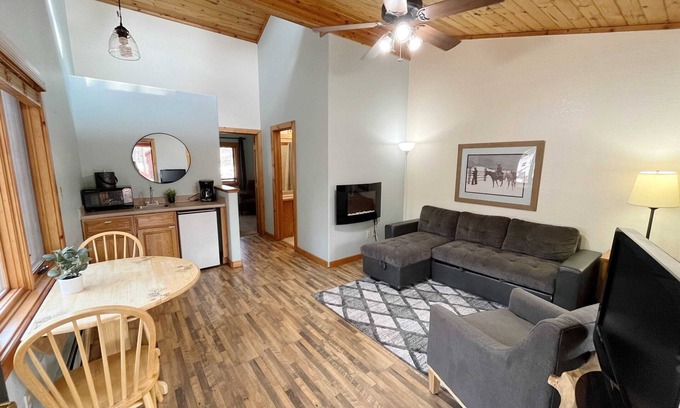 Woodland Park Bed & Breakfast | Cabin Suite Bed & Breakfast