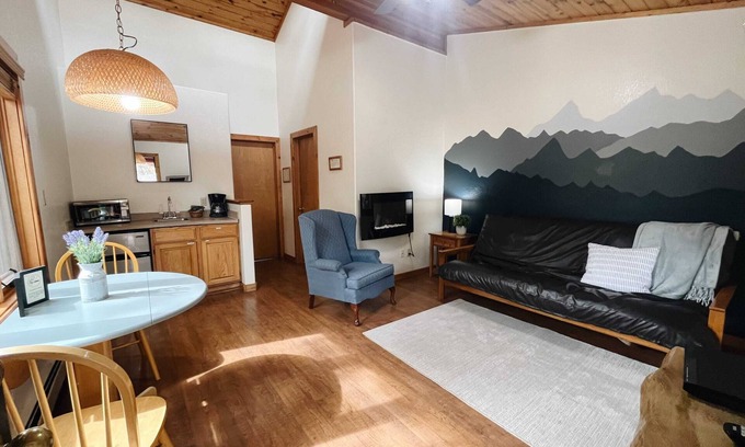 Woodland Park Bed & Breakfast | Cabin Suite Bed & Breakfast
