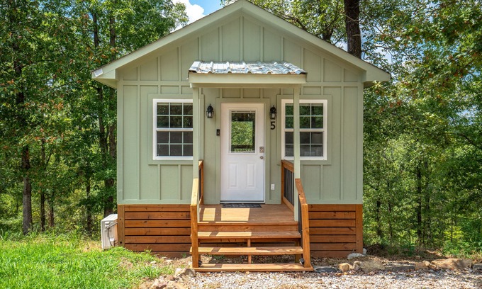 Mid America Cabin | Cabin #5 @ Rock Creek Cabins! Pet Friendly! Minutes to Shopping & Dining!