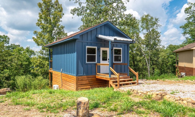 Rockwell Cabin | Cabin #3 @ Rock Creek Cabins! King Bed! 15 min. from Hot Springs National Park!