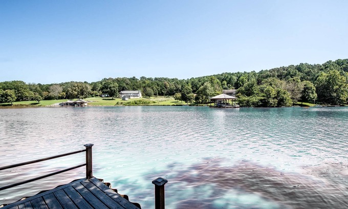 Vonore Cabin | Cabin w/ Dock-Fire Pit-Hot Tub-Updated Kitchen-On Tellico Lake-Bat Creek Cove-Great for Families!