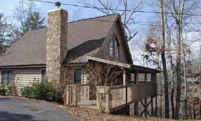Sevierville Cabin | Cabin w/loft & beautiful updates, indoor fun/hot tub/new grill & communal pool!