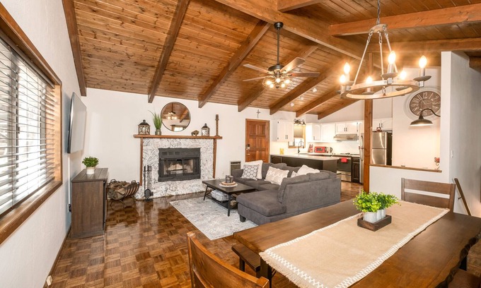 Munds Park House | Cabin w/Rustic Charm, Modern Perks & Pine Views