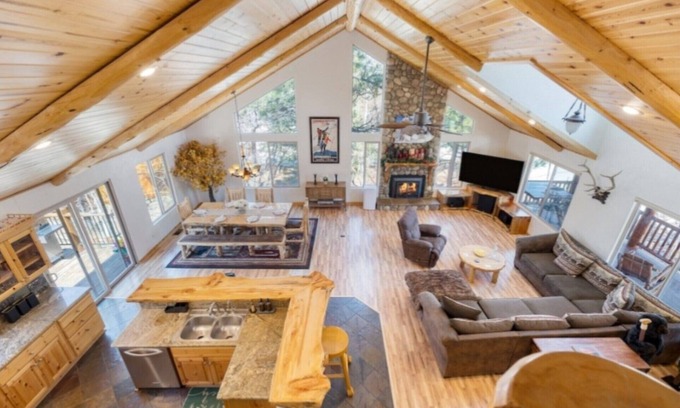 Castle Glen Estates Cabin | Cabin with Air Conditioning, Pool Table, BBQ