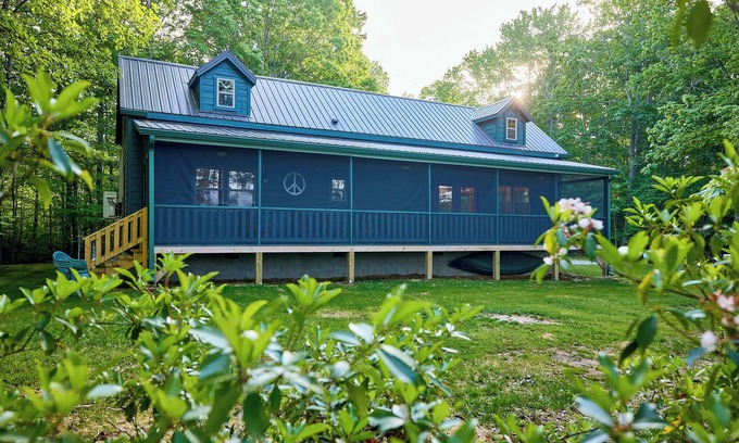 Sewanee Cabin | Cabin with Fishing Pond and Gorgeous Bluff Views!