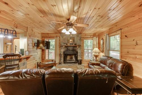 Cleveland House | Cabin with Jacuzzi & Hydrotherapy SpaNear Helen