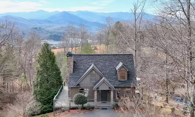 Hiawassee Cabin | Cabin with Mountain & Lake Views, Fire Pit, WiFi, AC, EV Charger, Pond/Fountain