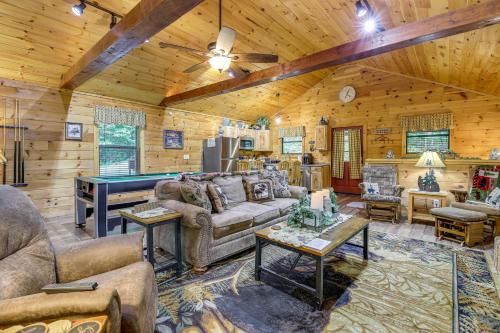 Gatlinburg - Pigeon Forge House | Cabin with Private Hot Tub about 7 Mi to Pigeon Forge!