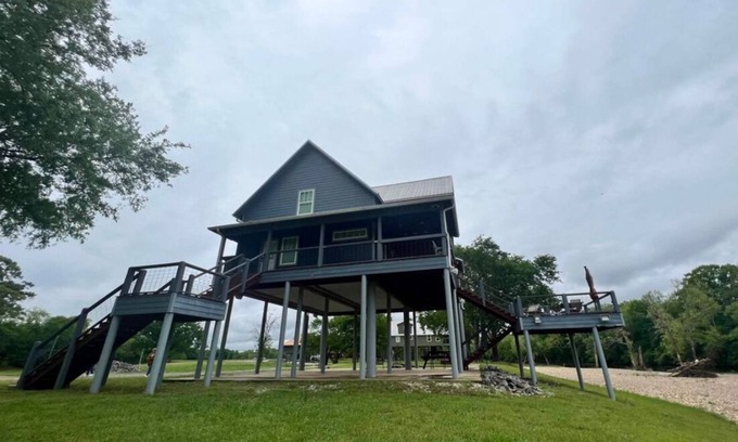 Glenwood House | Caddo Lookout: Waterfront cabin with two decks and amazing views.